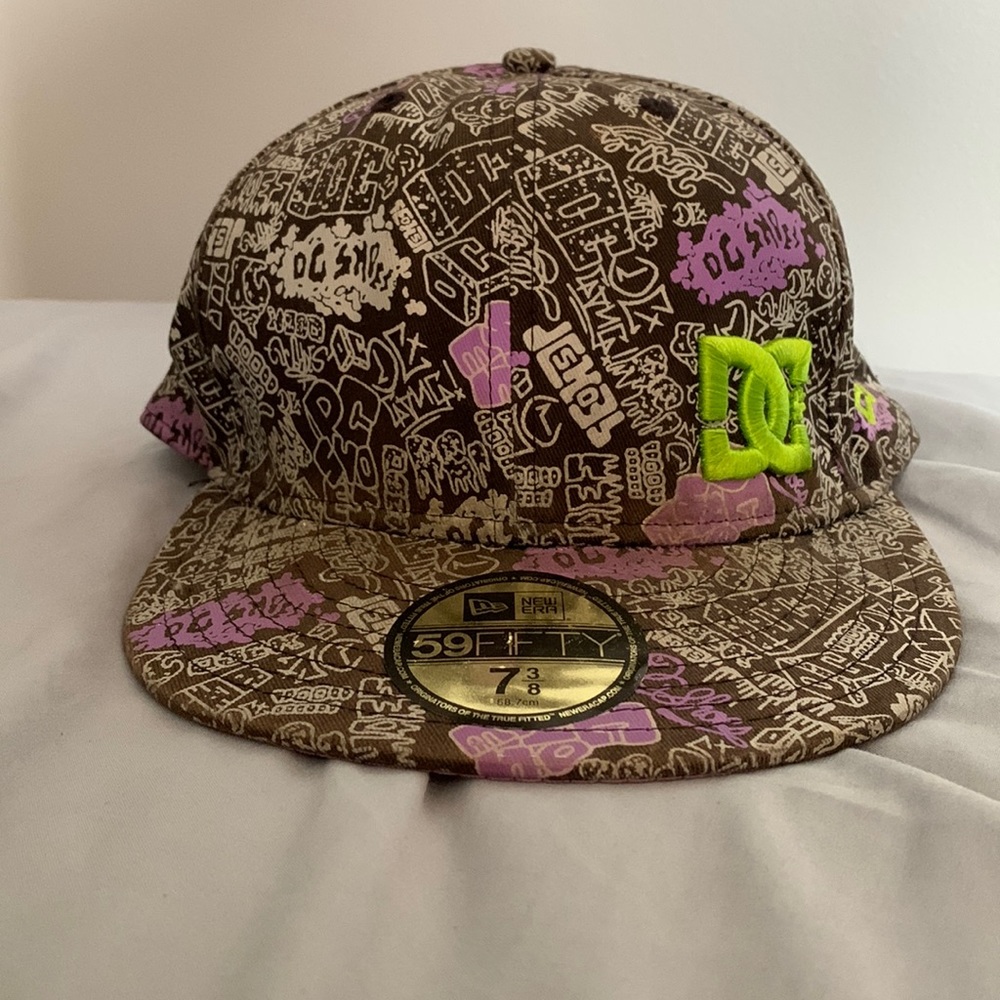 New Era 59Fifty Brand DC Shoes hat. Size 7 3/8.